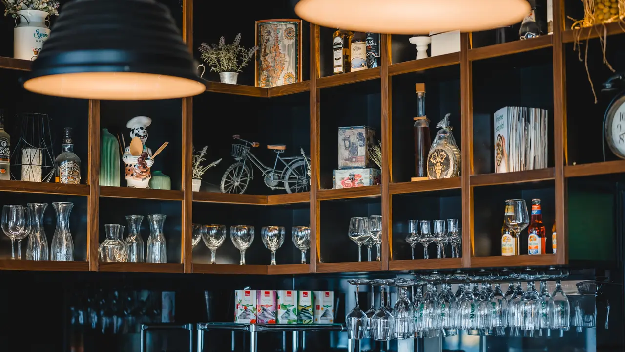 Interijer i šank Pizzerije Mia