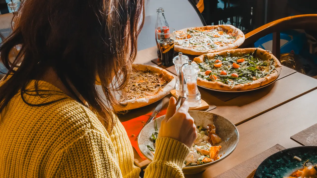 Pizza i tjestenina za stolom u Miji